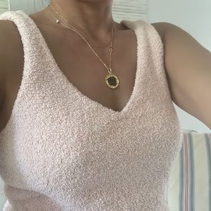 Like NEW UGG size M pink top v neck